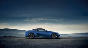 LEXUS LC V NOVOM MODROM ODTIENI STRUCTURAL BLUE